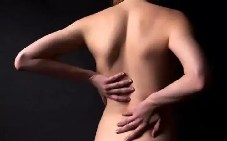 For osteochondrosis, you can rub your back with a traditional heating massage.